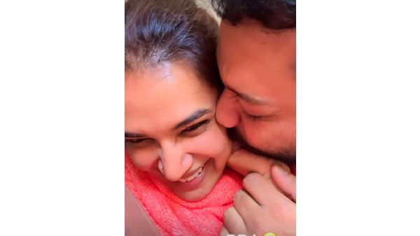 రొమాన్స్.. కిస్‌ పెడుతూ