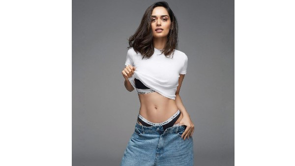 మానుషి ఘాటు పిక్స్ వైరల్