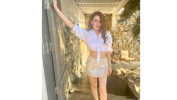 గ్లామర్ ట్రీట్ ఇస్తూ హల్‌చల్