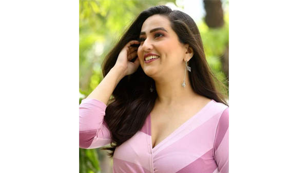 క్లీవేజ్ షో చేస్తూ అరాచకం