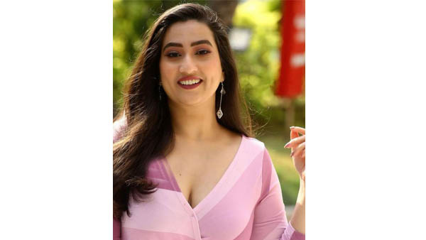 మంజూష గ్లామర్ ట్రీట్‌తో