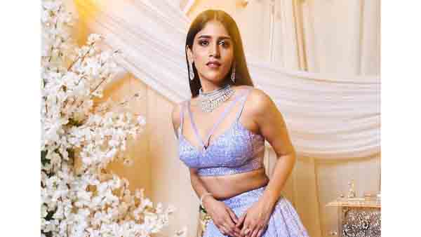 ట్రెడిషినల్ లుక్ లో హాట్ షో