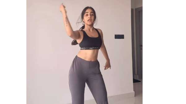 గ్లామర్ ట్రీట్‌తోనూ కవ్విస్తోంది