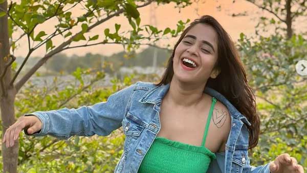 అందులో యమ సందడిగానే