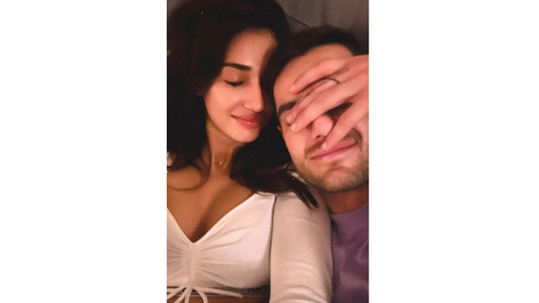 బ్రాలో రొమాంటిక్ గా పడుకుని..