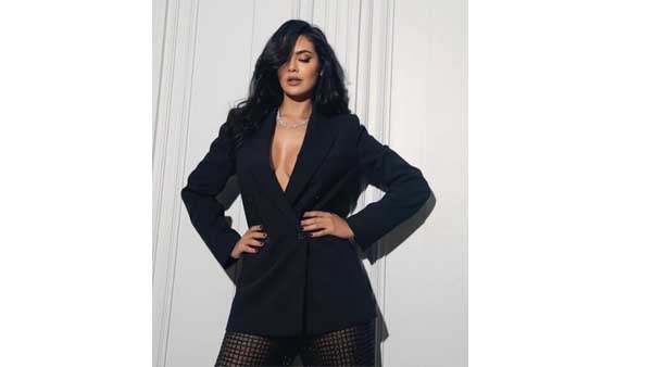 గ్లామర్ ట్రీట్‌తో అరాచకం