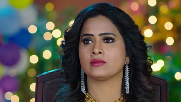 నెక్లెస్ ఇవ్వగానే కాళ్లపై పడి