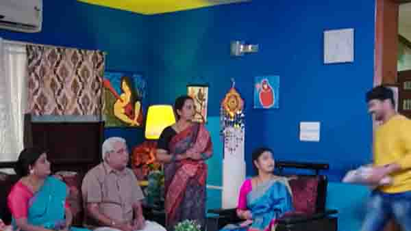 కెఫే కోసం తులసికి కొత్త టెన్షన్