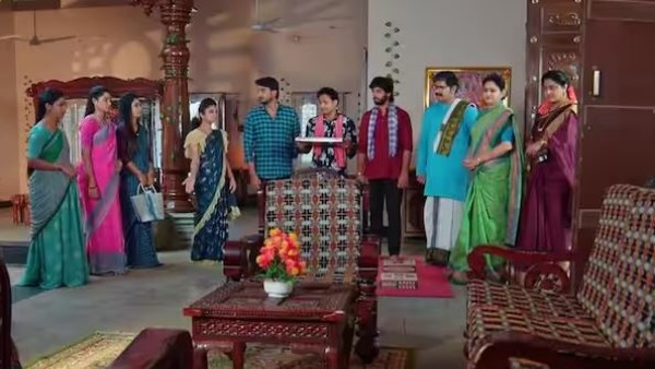 వ్యాపారం గురించి మాట్లాడుతుండగా