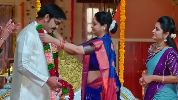 పైకి నవ్వుతూ ఉన్నప్పటికీ..