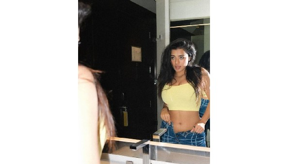 లేలేత అందాలతో కవ్విస్తూ