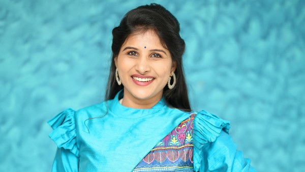 వివాదంలో సింగర్ మంగ్లీ.. గుడిలో సింగర్స్ కు ఉన్న న్యాయం సాధారణ జనాలకు లేదా?