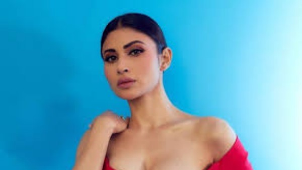  అలాంటి డ్రెస్సులో ముందుకు వంగి..