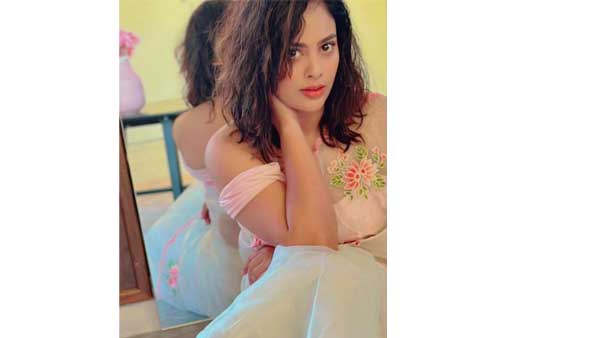 జాకెట్ లేకుండానే నందితా