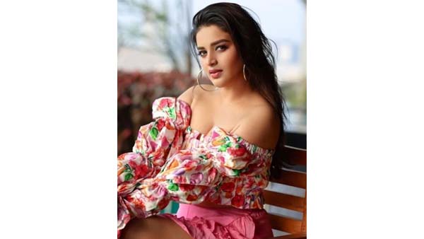 లేలేత అందాలతో విందు