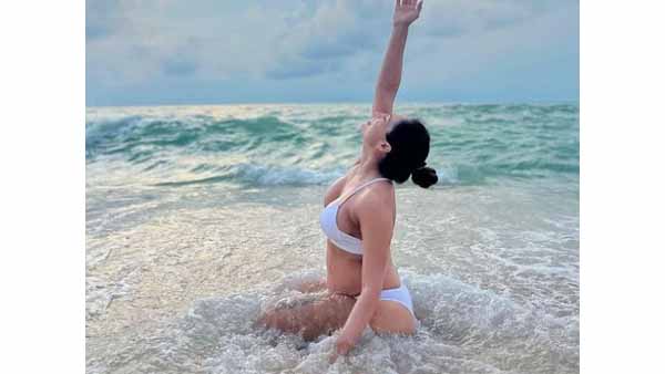 అందాలను ఆరబోస్తోంది