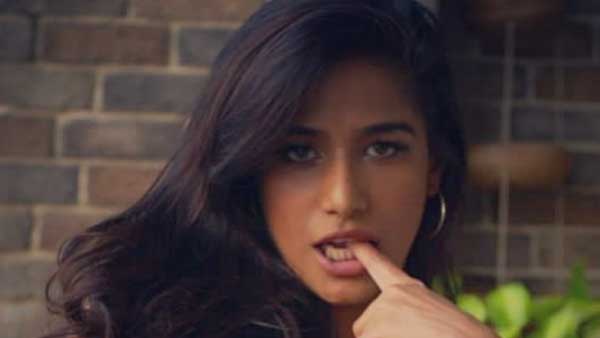 బాయ్ ఫ్రెండ్ తో సరసాలు