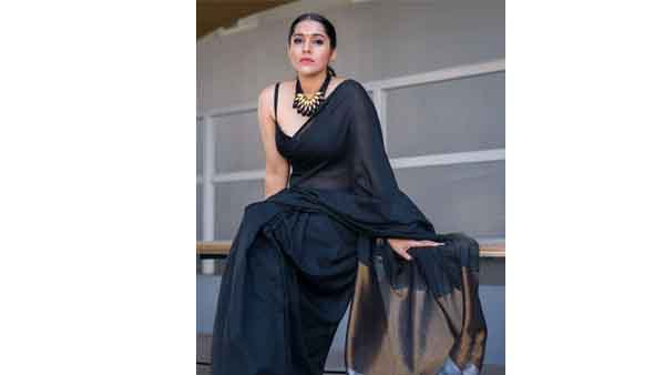 ఉల్లిపొర లాంటి చీరలో రష్మీ: స్లీవ్లెస్ బ్లౌజ్లో అందాల సునామీ