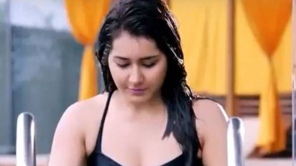 కిస్ సీన్లలో నటించి..