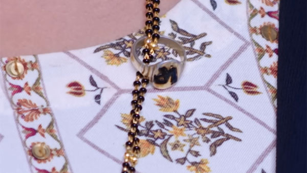 నేను ఇచ్చిన ఉంగరం మెడలో ఏంటీ..