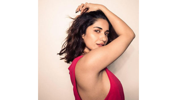 లోదుస్తులు కూడా లేకుండా