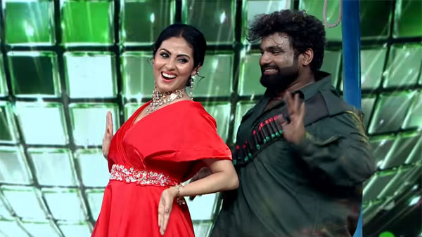 లోపల దాగి ఉన్న డ్యాన్సర్స్..