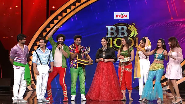 డ్యాన్స్ లతో అట్రాక్ట్ చేస్తూ..