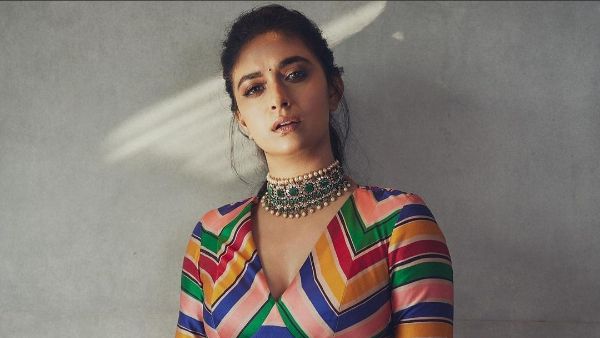 క్లివెజ్ షో, నడుము అందాలతో..