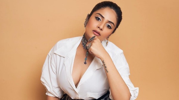 బటన్స్ లేకుండా హాట్ లుక్స్