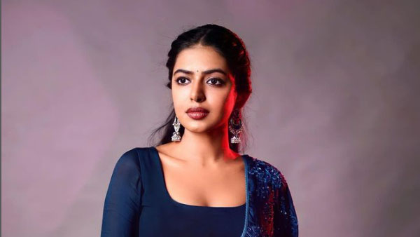  స్లీవ్ లెస్ బ్లౌజ్ లో అంతా చూపిస్తూ..