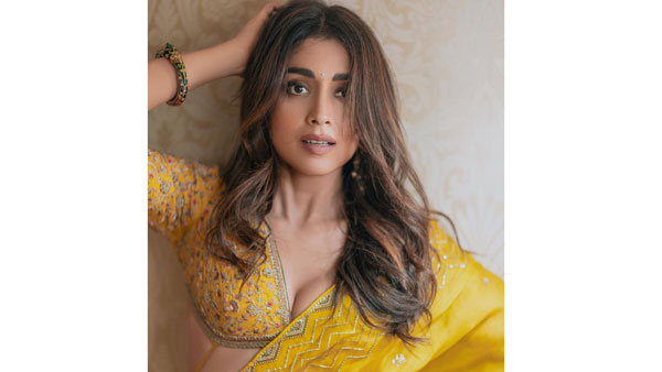 గ్లామర్ డోస్ పెంచేస్తోంది