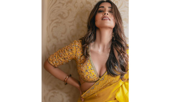 చీరలోనూ సెక్సీ ఫోజులు