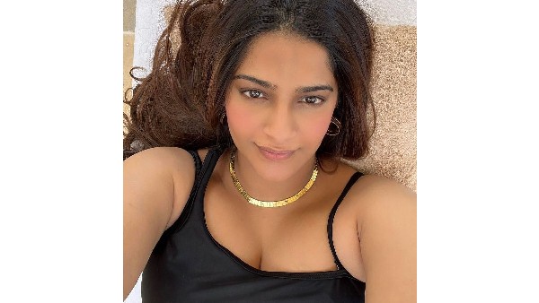 హాట్ సెల్ఫీ వదిలిన సోనమ్