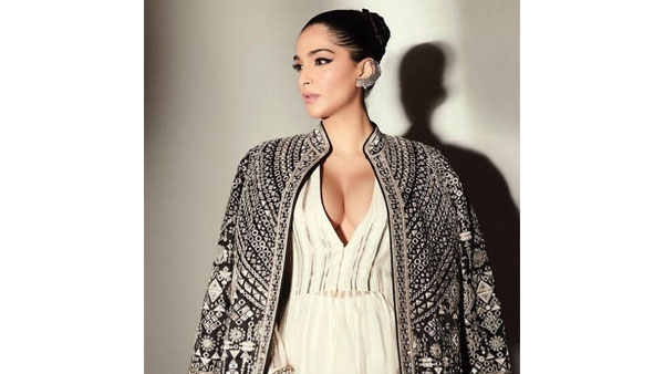 అందాలను ఆరబోస్తోంది