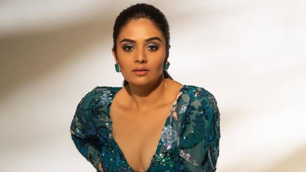 షర్ట్ బటన్స్ విప్పేసి శ్రీముఖి అరాచకం.. ఇంత క్లోజ్ గా ఎప్పుడైనా చూశారా? మైండ్ బ్లోయింగ్!