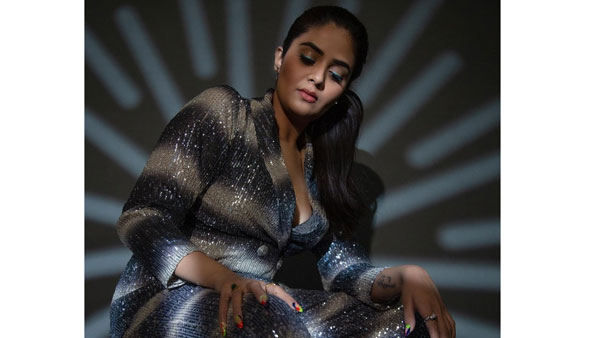 ఎద అందాలతో షాక్