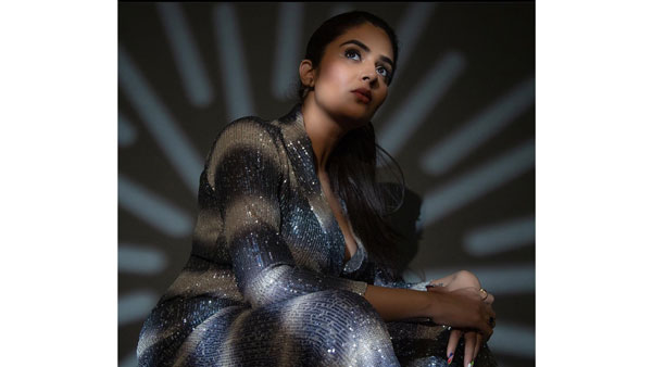 బటన్స్ లేకుండా టాప్ అందాలు