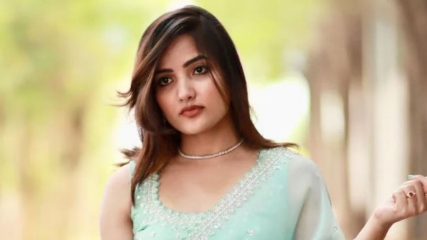  స్టేజ్ పైన కంటతడి పెట్టుకున్న సిరి