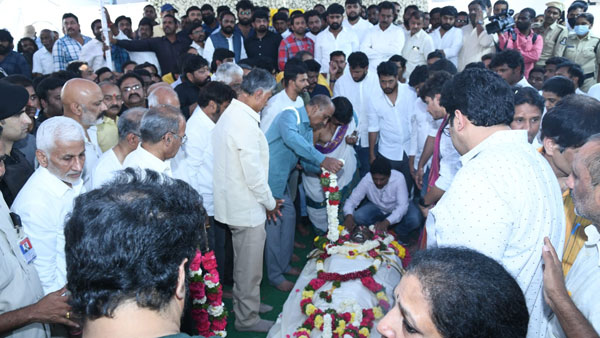 Tarakaratna last rites completed at Mahaprasthanam: Nanadamuri Balakrishna, Chandra Babu gets emotional