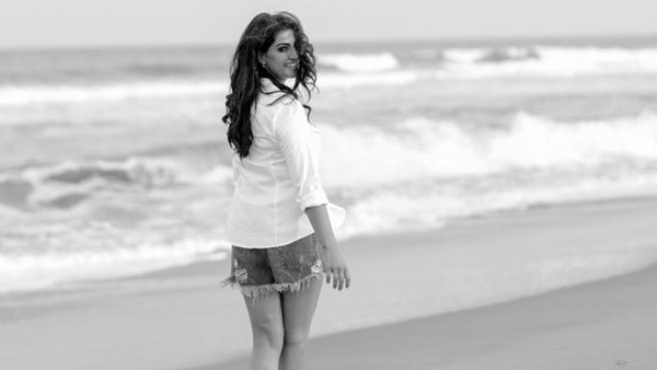 చిన్న నిక్కరులో..