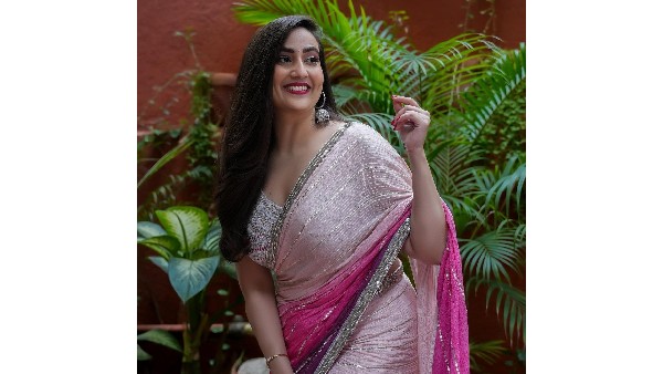 పుట్టుమచ్చ చూపిస్తూ..