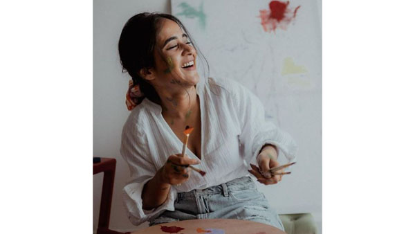 షార్ట్ డ్రెస్‌లో యమ హాట్‌గా