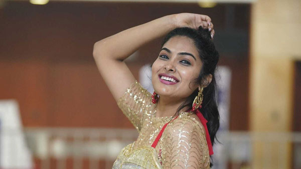 సునీల్ కు భార్యగా..