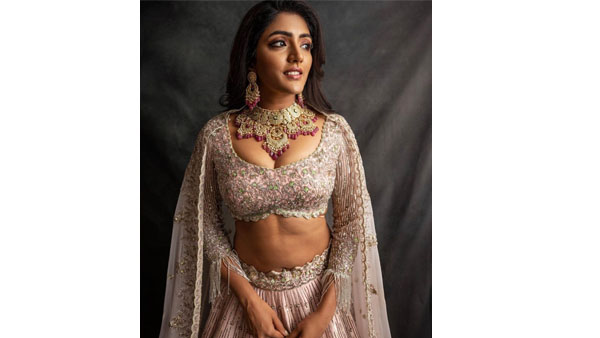 క్లీవేజ్ షో.. మైండ్ బ్లాక్