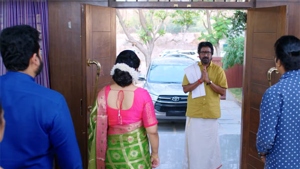 ఎదురుగా చక్రపాణి..