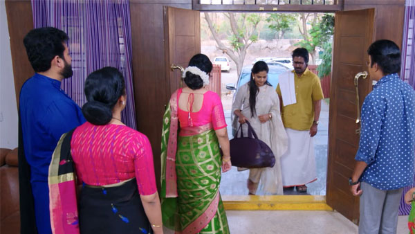 మనసులో సంతోషిస్తాడు..