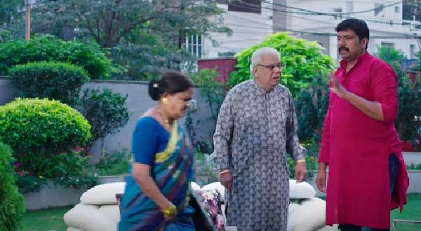 కింద కూర్చుని ఎమోషనల్‌గా