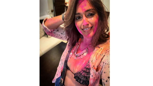 ఫ్యాన్స్కు హోళీ స్పెషల్