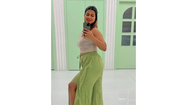 గ్లామర్ ట్రీట్తో రెచ్చిపోతూ