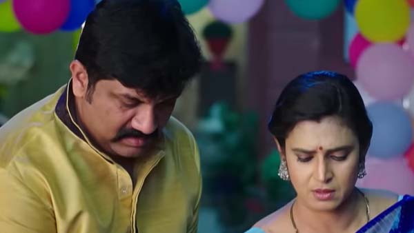 ఇద్దరూ కలిసి కేక్ కట్ చేసి